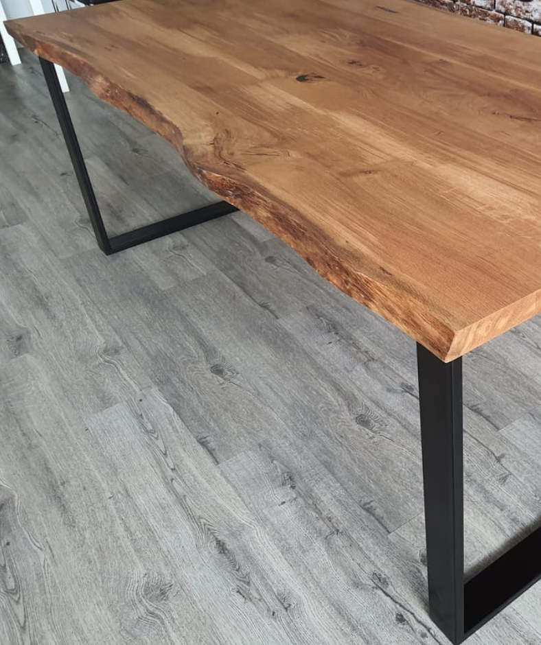 Stół z naturalną krawędzią